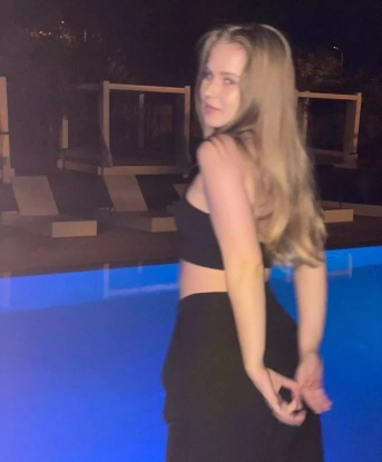 Я знаю, как доставить удовольствие и удовлетворение каждому мужчине, который обращается ко мне. В компании со мной, ты окунешься в мир страсти и наслаждений. Я мастерски владею различными техниками и готова исполнить самые скрытые желания. Я уверена, что ты останешься доволен нашими встречами. Живу в Москве и готова приехать к тебе или принять тебя у себя. Посмотри мои фото, и они убедят тебя во мне. Обещаю, что ты не пожалеешь о своем выборе. Жду твоего звонка 🌹😏💋 3646, 19 лет